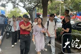 迈克-布朗：莱尔斯想出战今日比赛 但不确定队医是否允许他上场